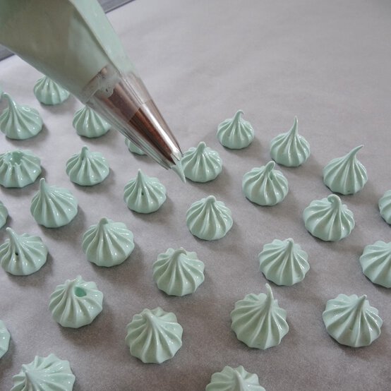 decorated-xmas-cupcakes_step4.jpg?sw=554&q=85