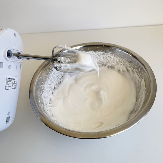 idea_christmas-botanical-yule-log_step1.jpg?sw=554&q=85