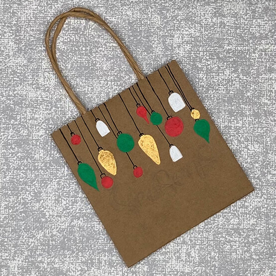 idea_ways-to-personalise-a-christmas-gift-bag-mini_step1b.jpg?sw=554&q=85