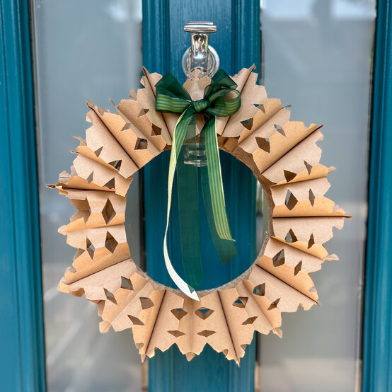 Idea_how-to-make-a-sustainable-autumn-wreath_step8.jpeg?sw=554&q=85