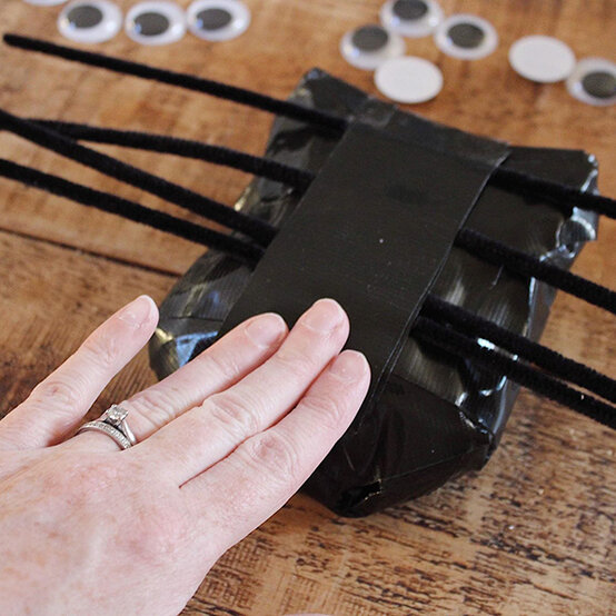 halloween-spider-squishy-step4.jpg?sw=554&q=85