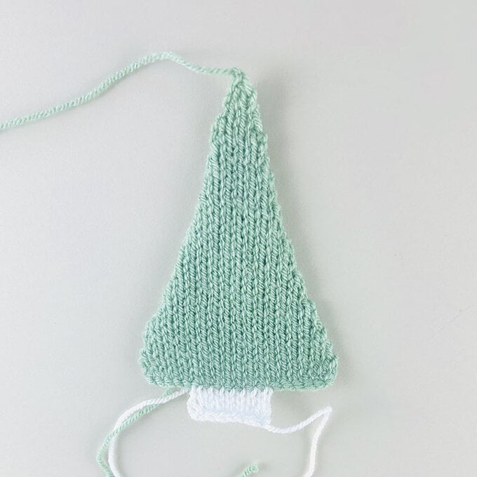 How-to-Knit-a-Christmas-Tree-Garland_step4.jpg?sw=680&q=85