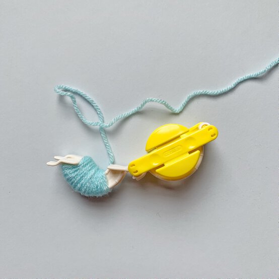 how_to_create_five_different_patterns_in_pom_poms_swirly_pom_pom_pattern_step_1.jpg?sw=554&q=85