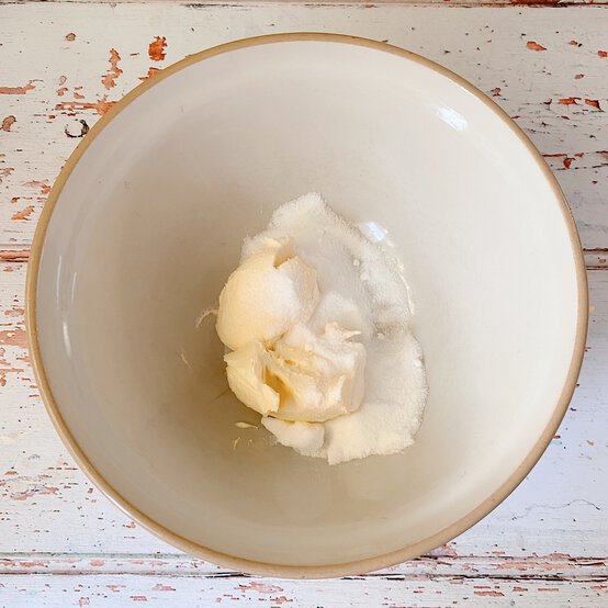 how_to_make_floral_biscuits_1.jpg?sw=554&q=85