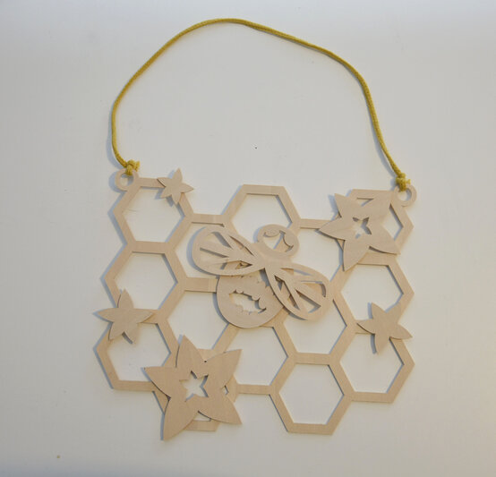 cricut_how_to_make_a_bee_wall_hanging_step16_2.jpg?sw=554&q=85