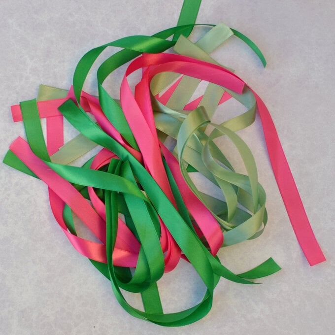 ribbon-garland4.jpg?sw=680&q=85