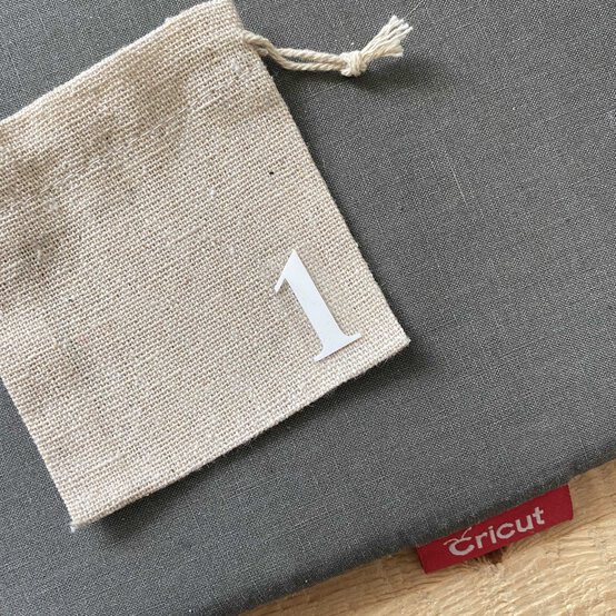 iron-on-vinyl-advent-calendar_step4_2_sq.jpg?sw=554&q=85