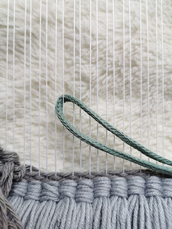 christmassceneweaving_step-12_1.jpg?sw=554&q=85