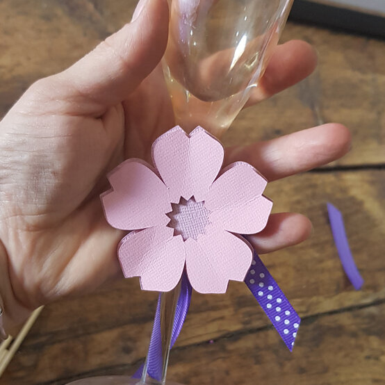 paper-flower-toppers_step9.jpg?sw=554&q=85