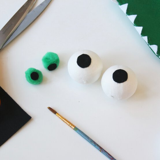 how_to_make_animals_headdresses_crocodile_step8-square.jpg?sw=554&q=85