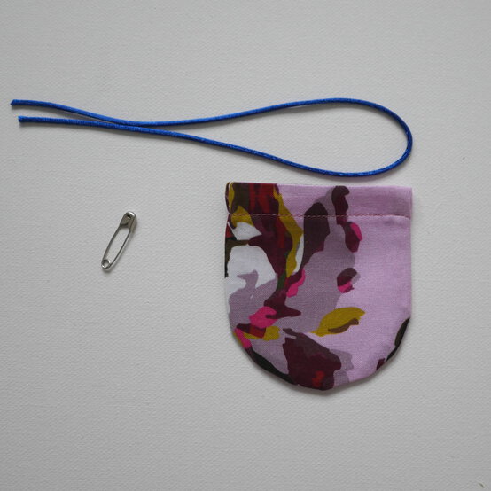 how_to_make_a_drawstring_coin_purse_step9.jpg?sw=554&q=85