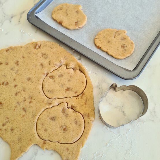 Idea_how-to-make-pumpkin-spice-biscuits_step2b.jpg?sw=554&q=85