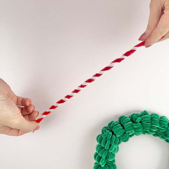 ideas%5Fpipe%2Dcleaner%2Dchristmas%2Dcrafts%5Fwreath%5Fstep%2D10.jpg?sw=554&q=85