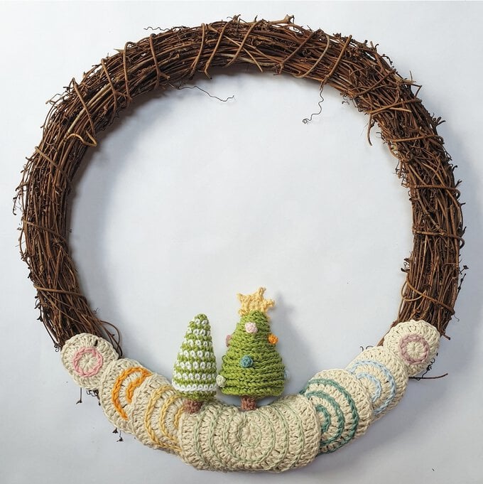 Idea_how-to-make-a-crochet-gingerbread-village-wreath_step12b.jpg?sw=680&q=85