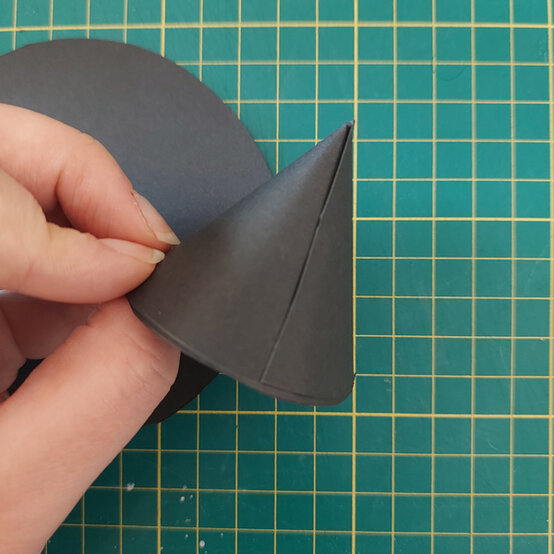 idea_diy-halloween-party-games-monster_step2.jpg?sw=554&q=85