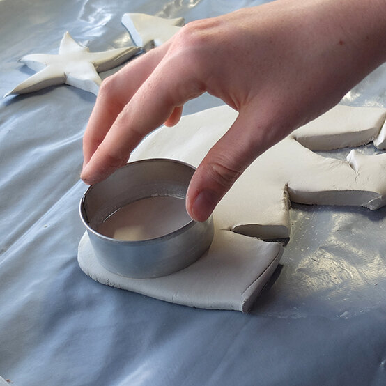 clay-tree-decoration-step2.jpg?sw=554&q=85