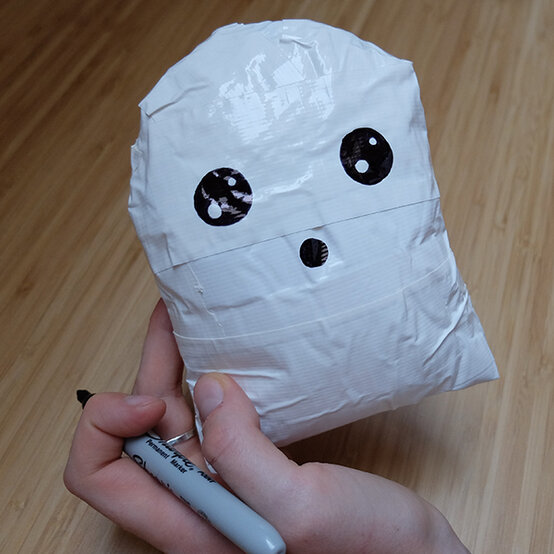 halloween-ghost-squishy-8.jpg?sw=554&q=85