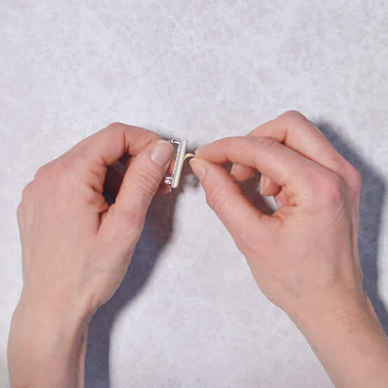 aquabeads_brooch_step1.jpg?sw=554&q=85