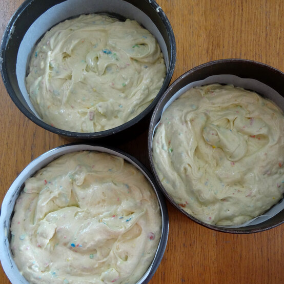 funfetti-ice-cream-cake_step2.jpg?sw=554&q=85