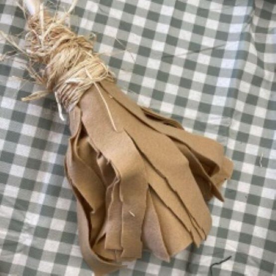 ideas%5Feasy%2Dhalloween%2Dcostumes%2Dfor%2Dkids%5Fwitches%2Dbroom%5F5.jpg?sw=554&q=85