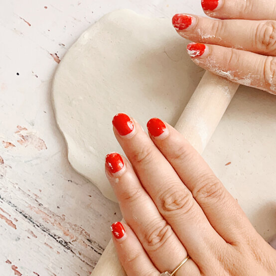 idea_clay-tree-decorations-mitten_step1.jpg?sw=554&q=85