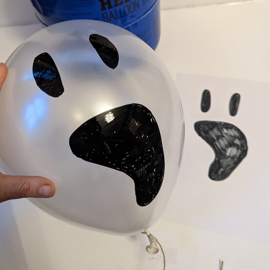 idea_personalised-halloween-balloons-ghost_step3.jpg?sw=554&q=85