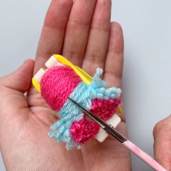 how_to_create_five_different_patterns_in_pom_poms_multi_pattern_pom_pom_step_6.jpg?sw=554&q=85