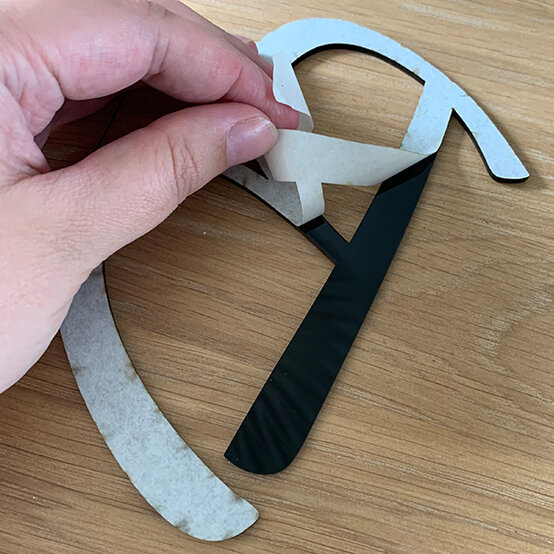 glowforge-how-to-make-an-acrylic-sign_step6a.jpg?sw=554&q=85