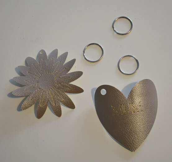 cricut_how_to_make_a_mothers_day_keyring_keyringmakeitstep2.jpg?sw=554&q=85