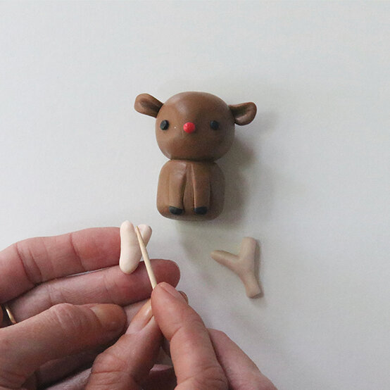 how-to-make-fimo-snow-globes_reindeer-6.jpg?sw=554&q=85
