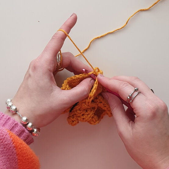 Idea_How-to-crochet-a-scrunchie_Step6.jpg?sw=554&q=85