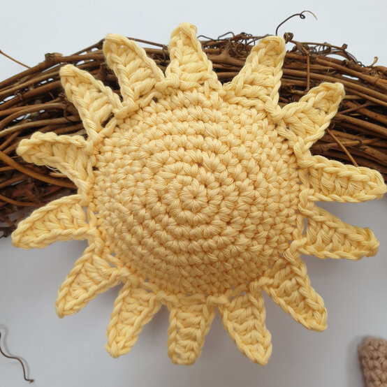 how_to_crochet_a_spring_wreath_easter-natalie-16.jpg?sw=554&q=85