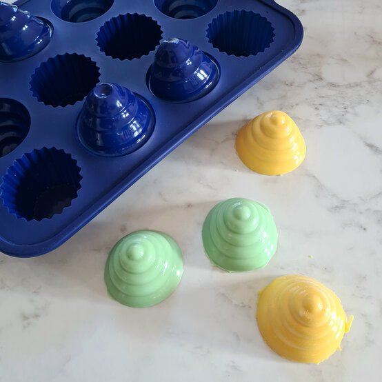 Idea_how-to-make-colourful-cupcakes_step3b.jpg?sw=554&q=85