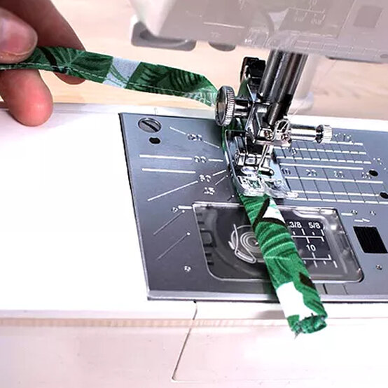 makeup-brushroll-step4.jpg?sw=554&q=85