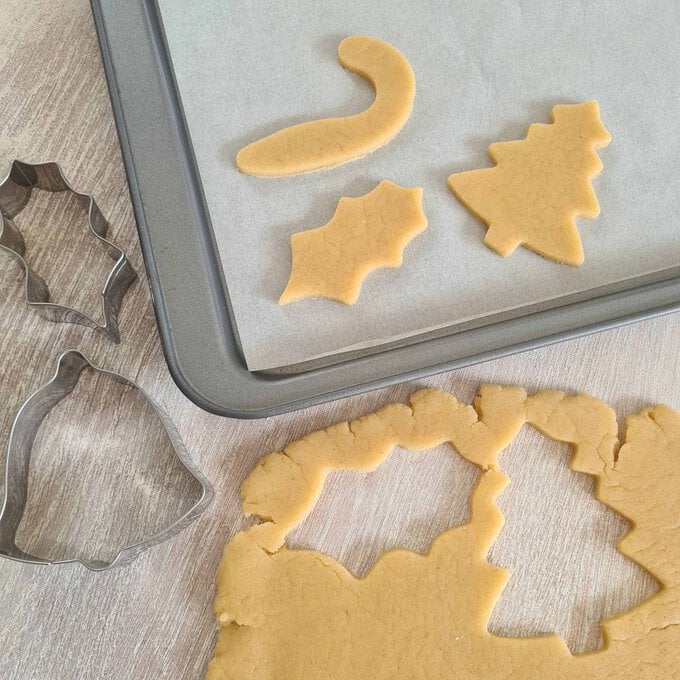 Idea_how-to-decorate-christmas-biscuits_step1a.jpg?sw=680&q=85
