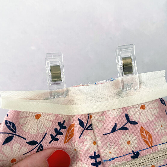 how-to-sew-a-quilted-makeup-bag_step19a.jpg?sw=554&q=85