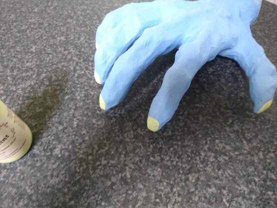 hand-2.jpg?sw=554&q=85