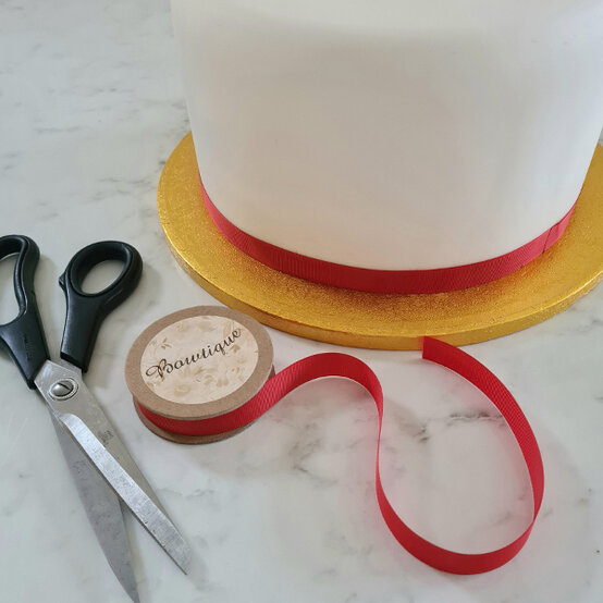 idea_how-to-make-a-coronation-cake_step6.jpg?sw=554&q=85