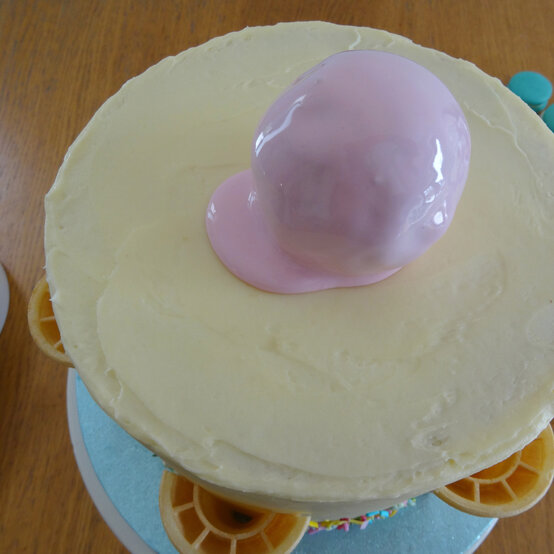 funfetti-ice-cream-cake_step11_2.jpg?sw=554&q=85