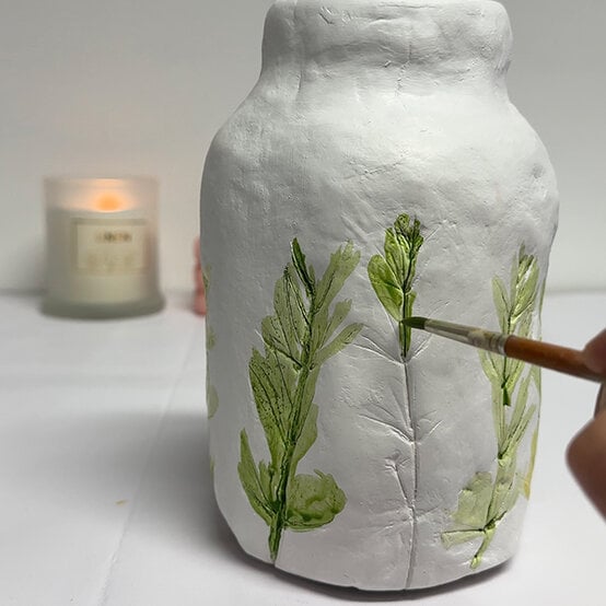 how%2Dto%2Dmake%2Da%2Dclay%2Dflower%2Dpressed%2Dvase%5Fstep%2D3.jpg?sw=554&q=85