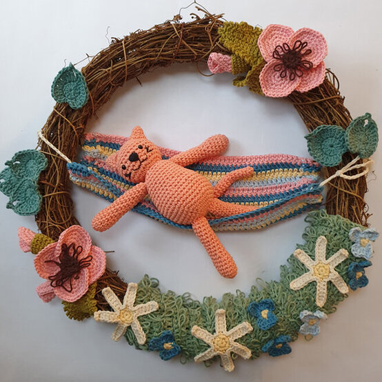 how_to_crochet_a_summer_garden_wreath_placement-7-1.jpg?sw=554&q=85