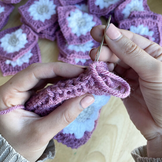 granny%2Dsquare%2Dflower%2Dtote%2Dbag%5Fstep%2D3b.jpg?sw=554&q=85