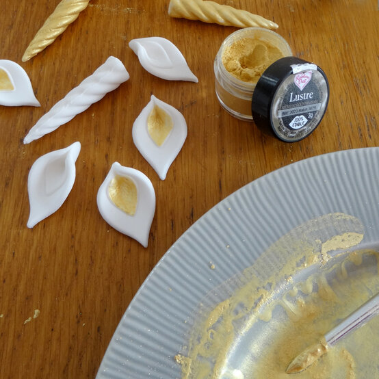 unicorn-cupcakes_step4v2.jpg?sw=554&q=85