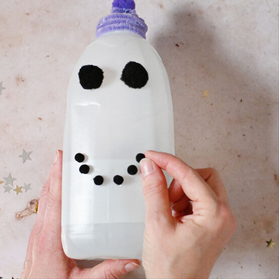 how-to-make-winter-milk-bottle-lanterns_snowman-b.jpg?sw=554&q=85