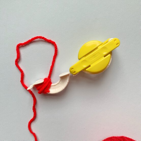 how_to_create_five_different_patterns_in_pom_poms_rainbow_pom_pom_pattern_step_1.jpg?sw=554&q=85