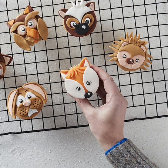 600x600_GSI_Cake_Decorating_step6.jpg?sw=554&q=85