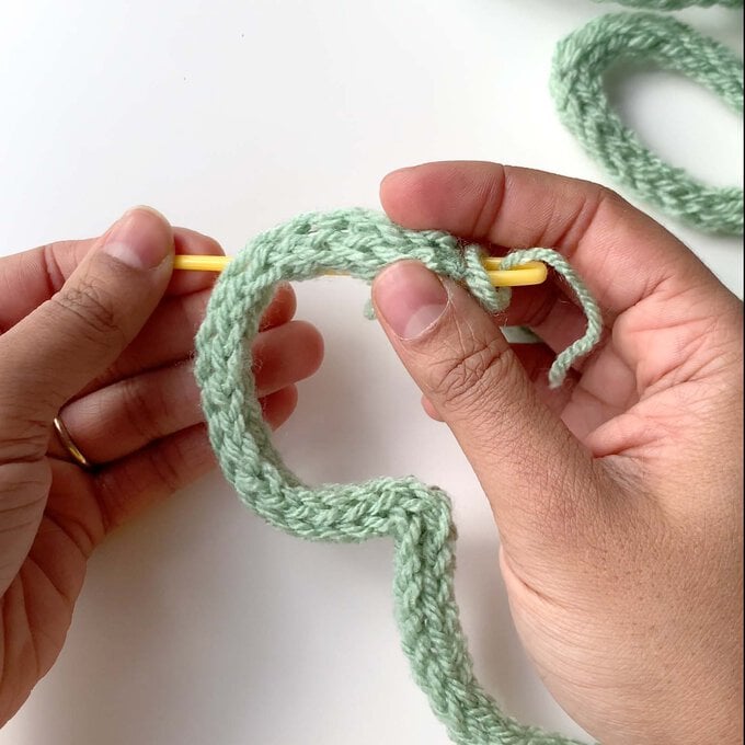 How-to-Make-a-Knitted-Eid-Mubarak-Sign_step18a.jpg?sw=680&q=85