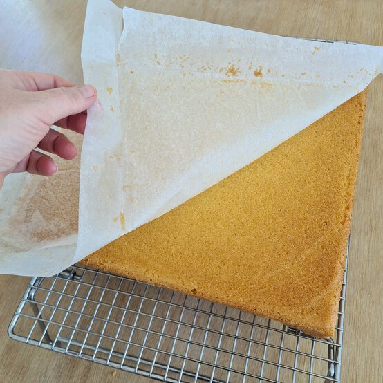 how-to-make-cake-jars-4.jpg?sw=554&q=85