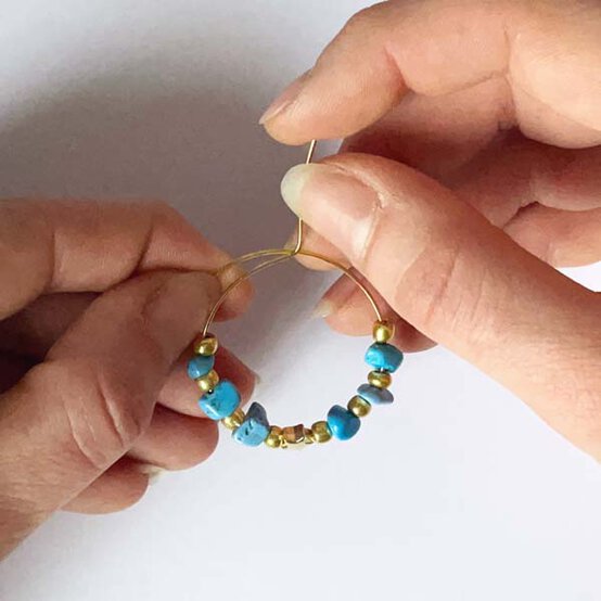 ideas%5Fjewellery%2Dprojects%2Dto%2Dmake%2Dwith%2Dbeads%5Fhoop%2Dearrings%5Fstep%2D1b.jpg?sw=554&q=85