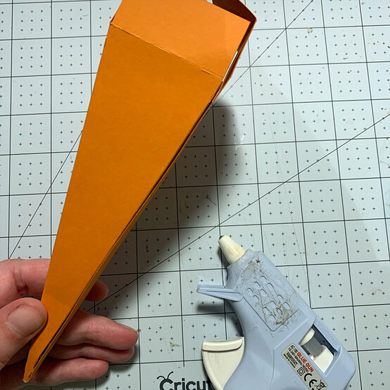 cricut_carrot-treat-box_step7.jpg?sw=554&q=85